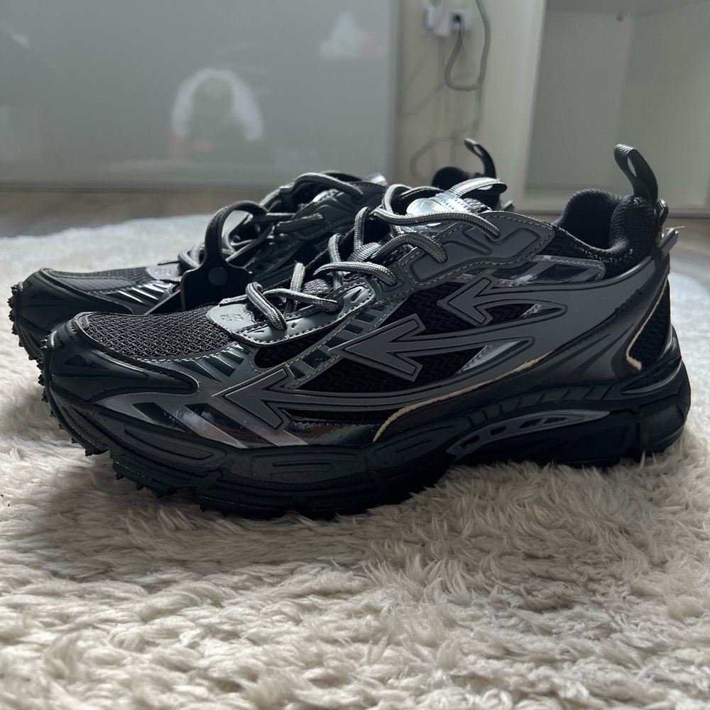 Off-White Be right back Black